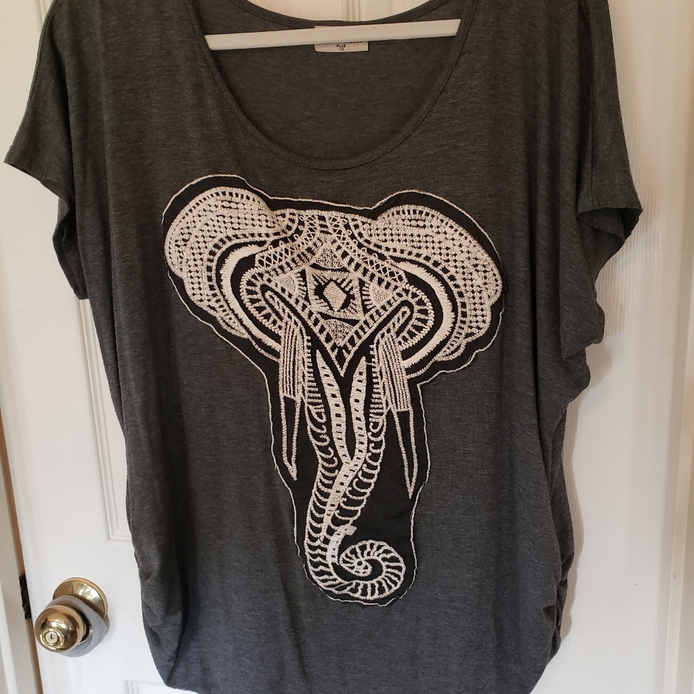 NWOT Free Kisses Knit PLUS  Top with Embroidered Lace Elephant Sz 1X Gray